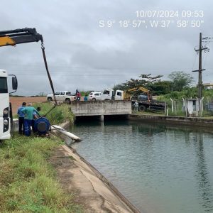 Casal trabalha para retomar abastecimento em Olho d’Água do Casado