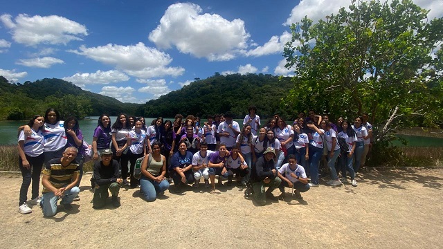 Casal apresenta captação e tratamento da água durante visita de 45 estudantes à APA Catolé